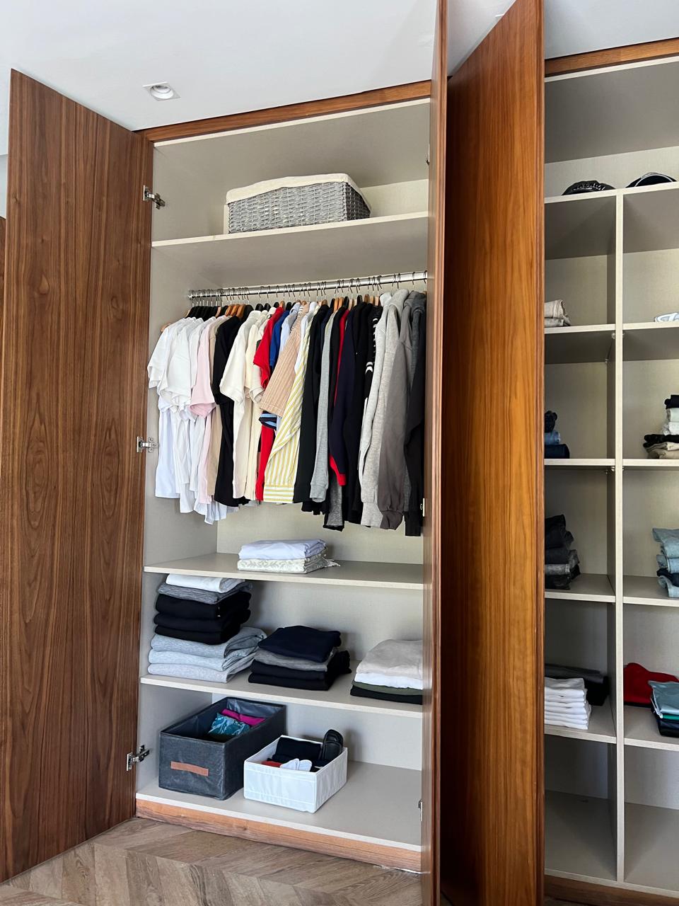 Dressing blanc impeccablement rangé, vêtements bien pliés